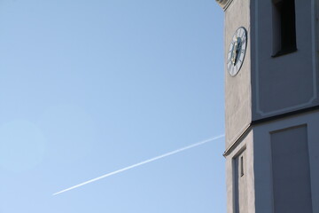 Kirchturm mit Flugzeug