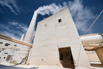 Building of loading device of roasting rotary kiln under sky