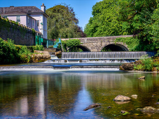 Abbey Bridge and Weir on the River Tavy in Tavistock, Devon. - obrazy, fototapety, plakaty