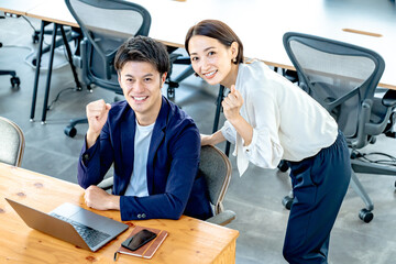 ガッツポーズする男女