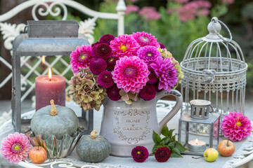 romantisches Arrangement mit Blumenstrauß mit pink Dahlien und Hortensienblüten und vintage...