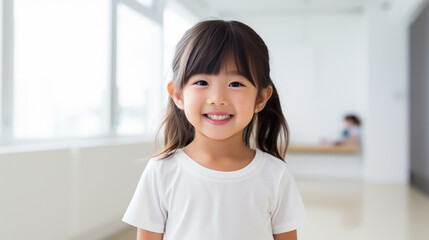 幼い日本人の女の子の笑顔のポートレート