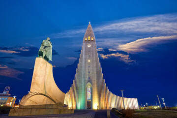 Hallgrimskirkja lutheran church and Skolavorduholt statue at dusk, Reykjavik, Iceland - 655113345