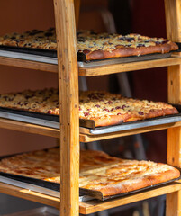 Pflaumenkuchen Zuckerkuchen frisch gebacken auf einem Bauernmarkt