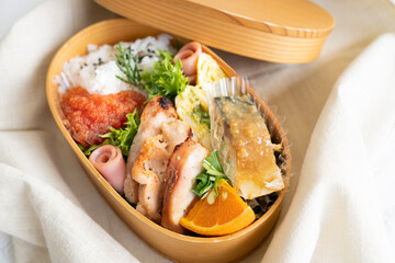 手作りのおいしい曲げわっぱのお弁当【サバ・チキン】