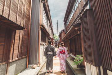 浴衣を着るカップル