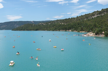 Obraz premium Lac de Sainte Croix près du village de Moustiers-Sainte-Marie, village Provençal près du plateau de Valensole, sud de la France. 