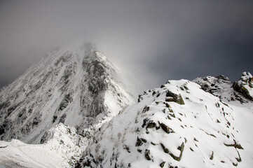 Szpiglasowa Przełęcz w Tatrach Wysokich w warunkach zimowych.
