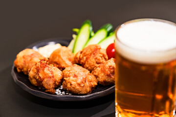 からあげ と ビール は 居酒屋 の 定番 メニュー 【 揚げ物 の イメージ 】