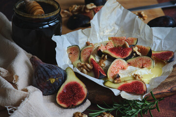 figs camembert cheese and honey