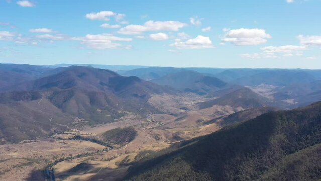 Pioneer lookout at Nowndoc national park in NSW of Australia dividing range 4k.
