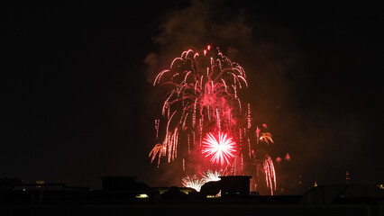 Vue rapprochée d'un feu d'artifice, en plein centre-ville de Bordeaux
