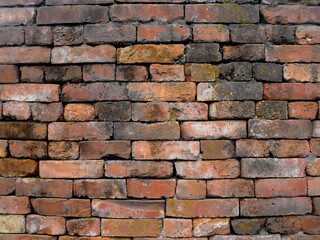 積み上げたレンガの古い壁
