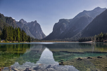 klarer Bergsee vor den Bergen der Alpen