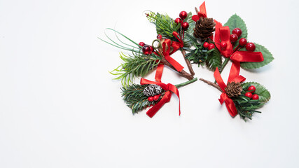 decorations of pine, berries and pine cones placed in a semicircular shape on the table