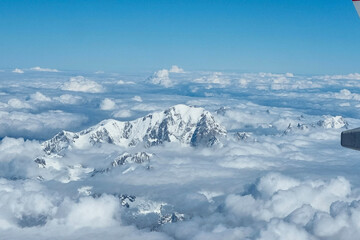 Fototapeta na wymiar Mount Blanc sobre as nuvens
