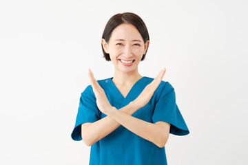 腕でばつ印のポーズをする女性の医者　白背景