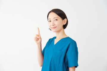 左側を指差す女性の医者　白背景