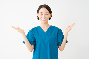 両側を手の平で指す女性の医者　白背景