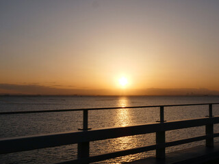 Fototapeta na wymiar 海に沈む美しい夕日