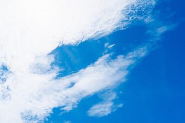 雲が流れる晴れの日の青空