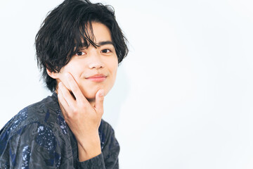 笑顔の若い日本人男性のポートレート　美容　スキンケア　メンズコスメ