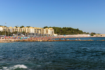 Naklejka premium Landscape over Santa Maro de Oeiras beach, full of people in September 2023 with temperatures above 35 degrees, Portugal