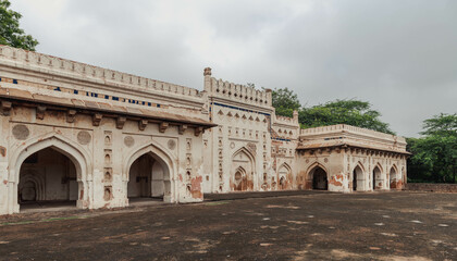 Obraz premium A magnificent remnant of the Lodhi era is the 15th century Madhi Masjid in Mehrauli. Delhi.