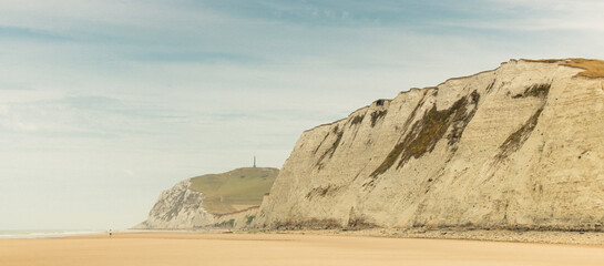 Le cap Blanc-Nez est un cap situé à Escalles dans le Pas-de-Calais. Il s'agit de la falaise la plus septentrionale de France. Il est constitué de falaises escarpées, constituées de craie et de marne. - obrazy, fototapety, plakaty