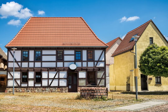 k&ouml;nnern, deutschland - altstadt mit fachwerk und brunnen
