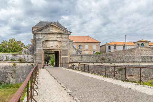 Porte Thoiras, entr&eacute;e est des fortifications Vauban de Saint-Martin-de-R&eacute;, sur l'&icirc;le de R&eacute;