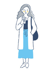 ドリンクを持って立つ女性　全身