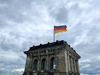 Deutschlandfahne weht auf dem Reichstag. 