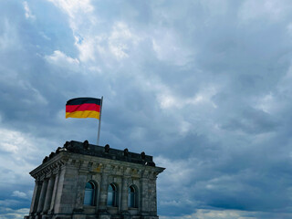 Deutschlandfahne weht auf dem Reichstag. 
