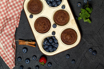 Obraz na płótnie Canvas Freshly baked muffins with fresh berries