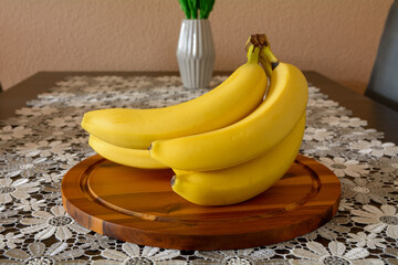 świeże banany na stole