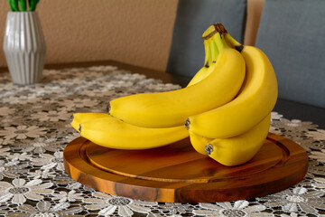 świeże banany na stole
