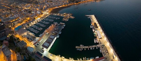 Panorámica nocturna aérea y cenital de Puerto Deportivo de Mazarrón