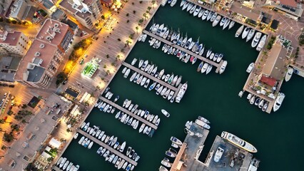 Vista cenital de un Puerto deportivo  , vista de loas barcos y amarres de el cielo, Puerto de Mazarrón, Murcia , España - obrazy, fototapety, plakaty