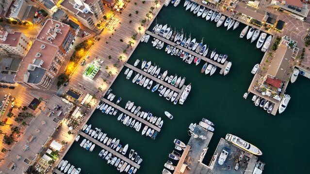 Vista cenital de un Puerto deportivo  , vista de loas barcos y amarres de el cielo, Puerto de Mazarr&oacute;n, Murcia , Espa&ntilde;a