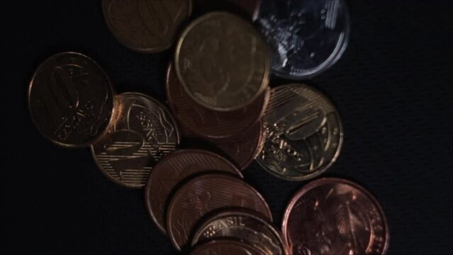 Moeda real do Brasil at&eacute; hoje

economia do pa&iacute;s brasileiro

pessoas segurando moedas no Brasil

Moeda brasileira perdendo valor
