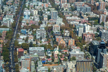 ruas e a perspectiva  aérea e os prédios da cidade de Santiago capital do Chile 