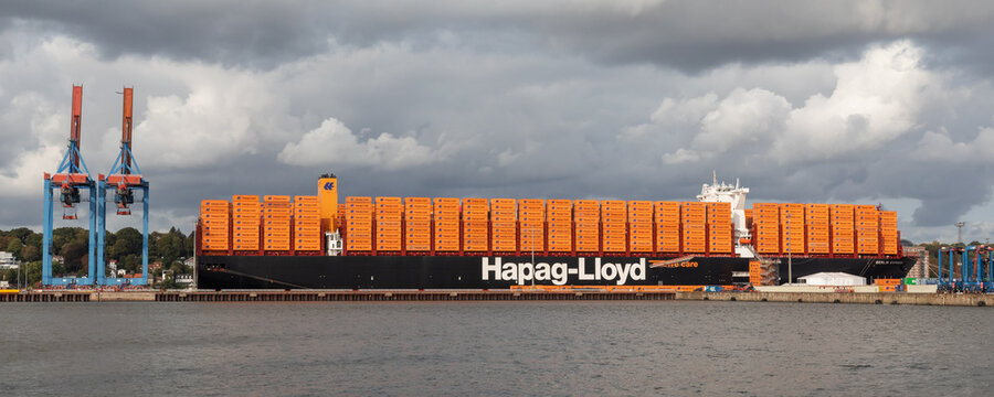 Der Containerriese Berlin Express von Hapag-Lloyd an der Elbe im Hamburger Hafen, wo sie am 2. Oktober getauft wird. Links zwei Containerbr&uuml;cken. Hamburg, Deutschland am 30. September 2023.