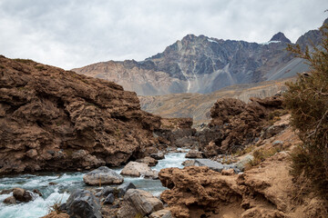 montanhas e rochas e o rio Yeso,   Embalse El Yeso  San Jos&eacute; de Maipo, Regi&atilde;o Metropolitana, Chile