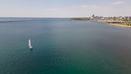 Sailboat in Lake Erie in Buffalo, New York. - obrazy, fototapety, plakaty