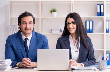 Obraz premium Two employees working in the office