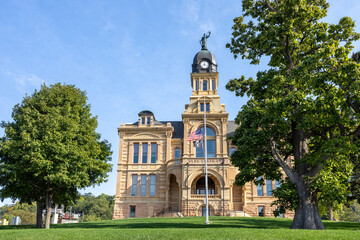 Obraz premium Landscape view of the historic Blue Earth County Courthouse in Mankato, Minnesota, built in 1889, and listed in the National Register of Historic Places