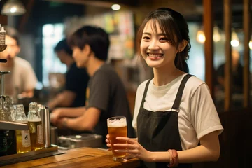 Fotobehang 居酒屋で働く女性イメージ01 © yukinoshirokuma