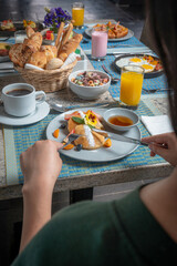Desayuno saludable en acompañado de huevos, ensalada de frutas, panques tortillas, wafles...