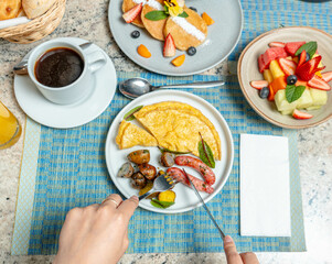 Desayuno saludable en acompañado de huevos, ensalada de frutas, panques tortillas, wafles salchichas. café jugos en un hotel. - obrazy, fototapety, plakaty